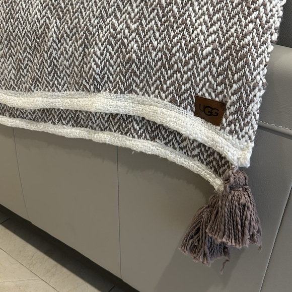 UGG Yarn Leigh Herringbone throw - Picture 6 of 11